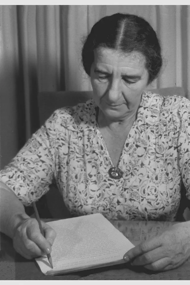 גולדה מאיר כותבת