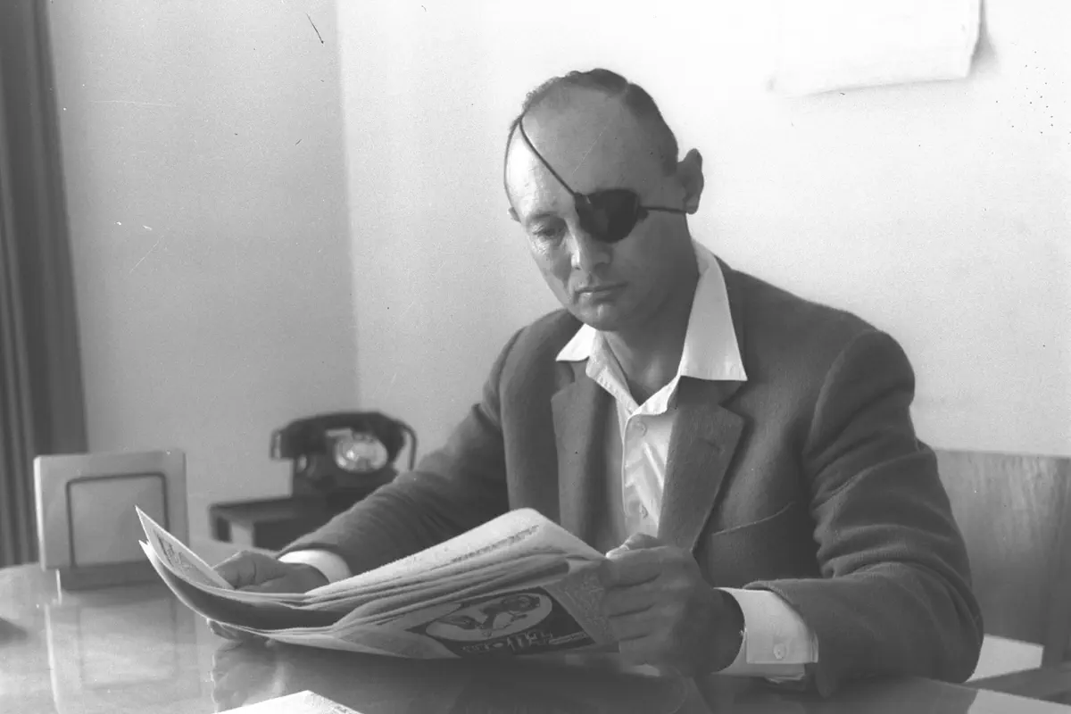 משה דיין קורא עיתון