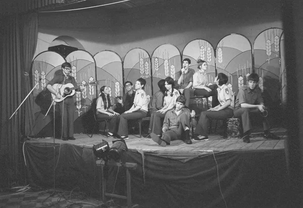 הלהקה בהופעה על הבמה, 8.5.1972