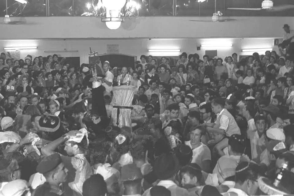 חגיגות שמחת תורה בבית הכנסת הגדול בכפר חב"ד, 1968