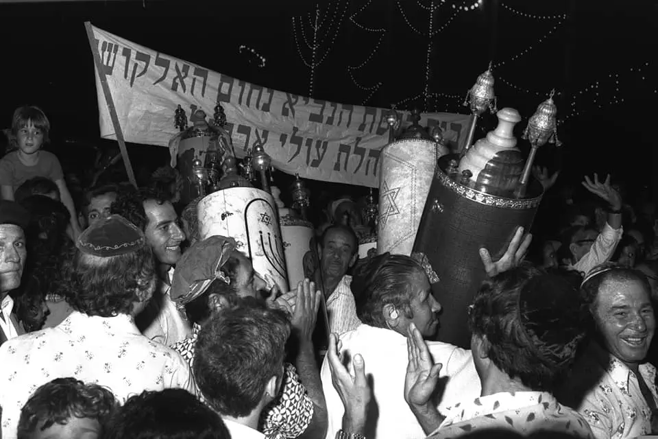 קהל גדול מתקבץ בכיכר מלכי ישראל בתל אביב לחגיגת ההקפות בשמחת תורה, 1975