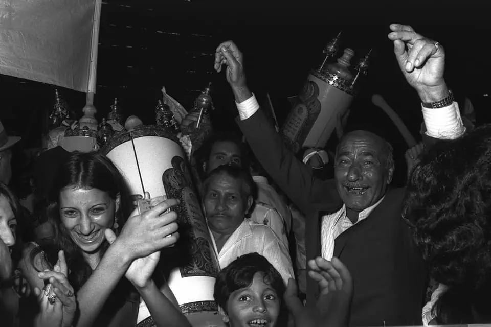 קהל גדול מתקבץ בכיכר מלכי ישראל בתל אביב לחגיגת ההקפות בשמחת תורה, 1975