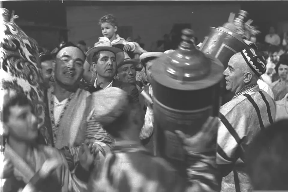 חגיגות שמחת תורה בקהילה הבוכרית בשכונת פלורנטין, תל אביב, 1959