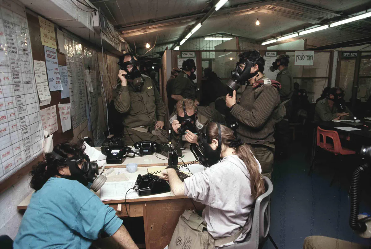 עם המסכות בחמ"ל: נפת יפו בזמן אזעקה 