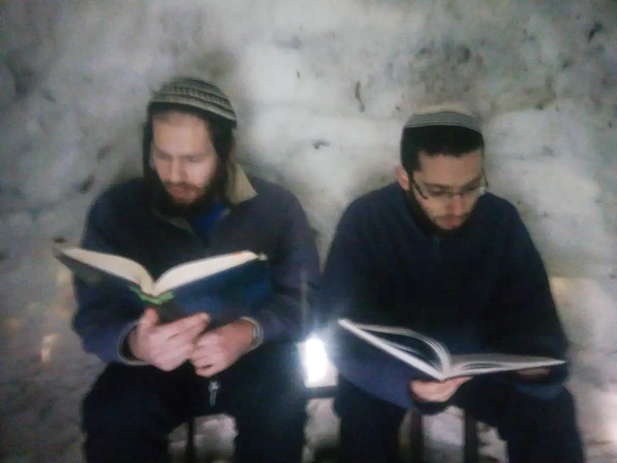 תלמידים מישיבת בית אל בנו איגלו ולמדו בתוכו