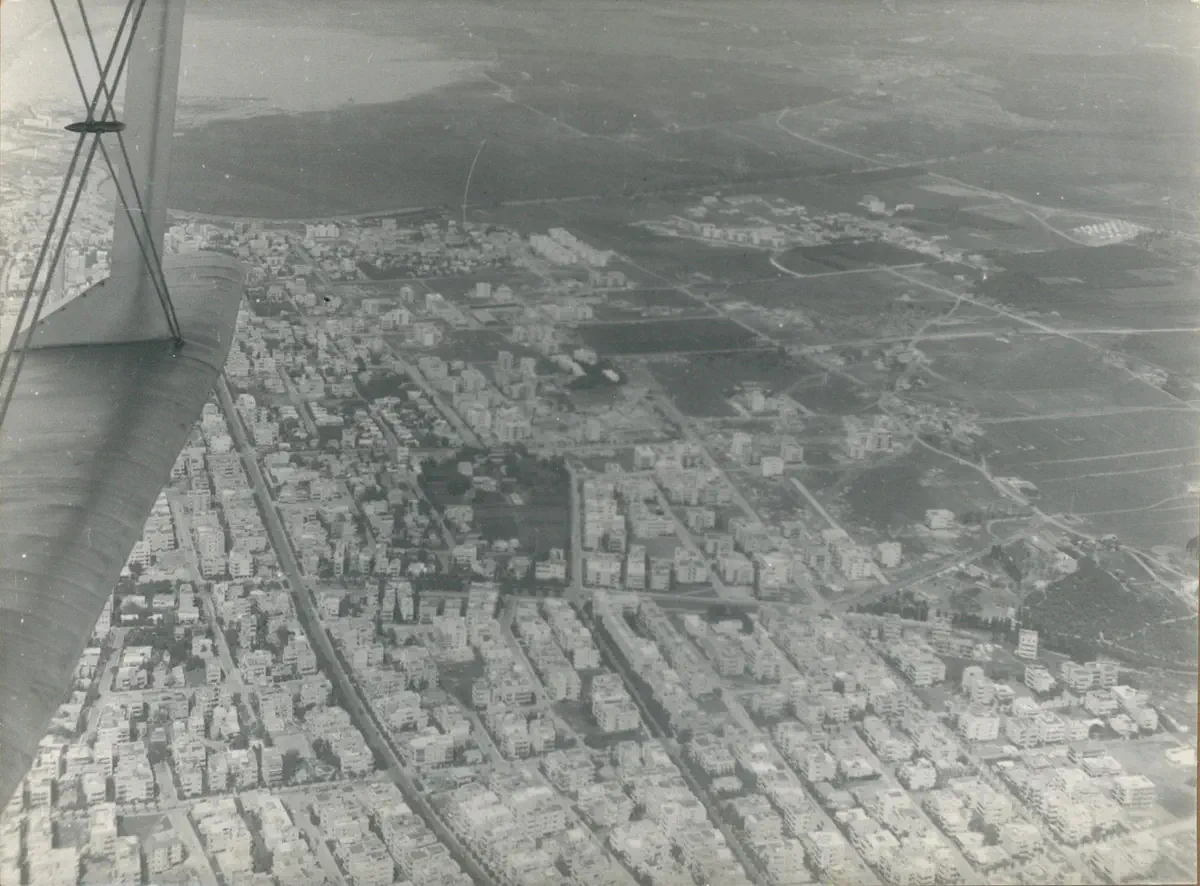  תל אביב מבעד לתצ''א כנף המטוס המצלם