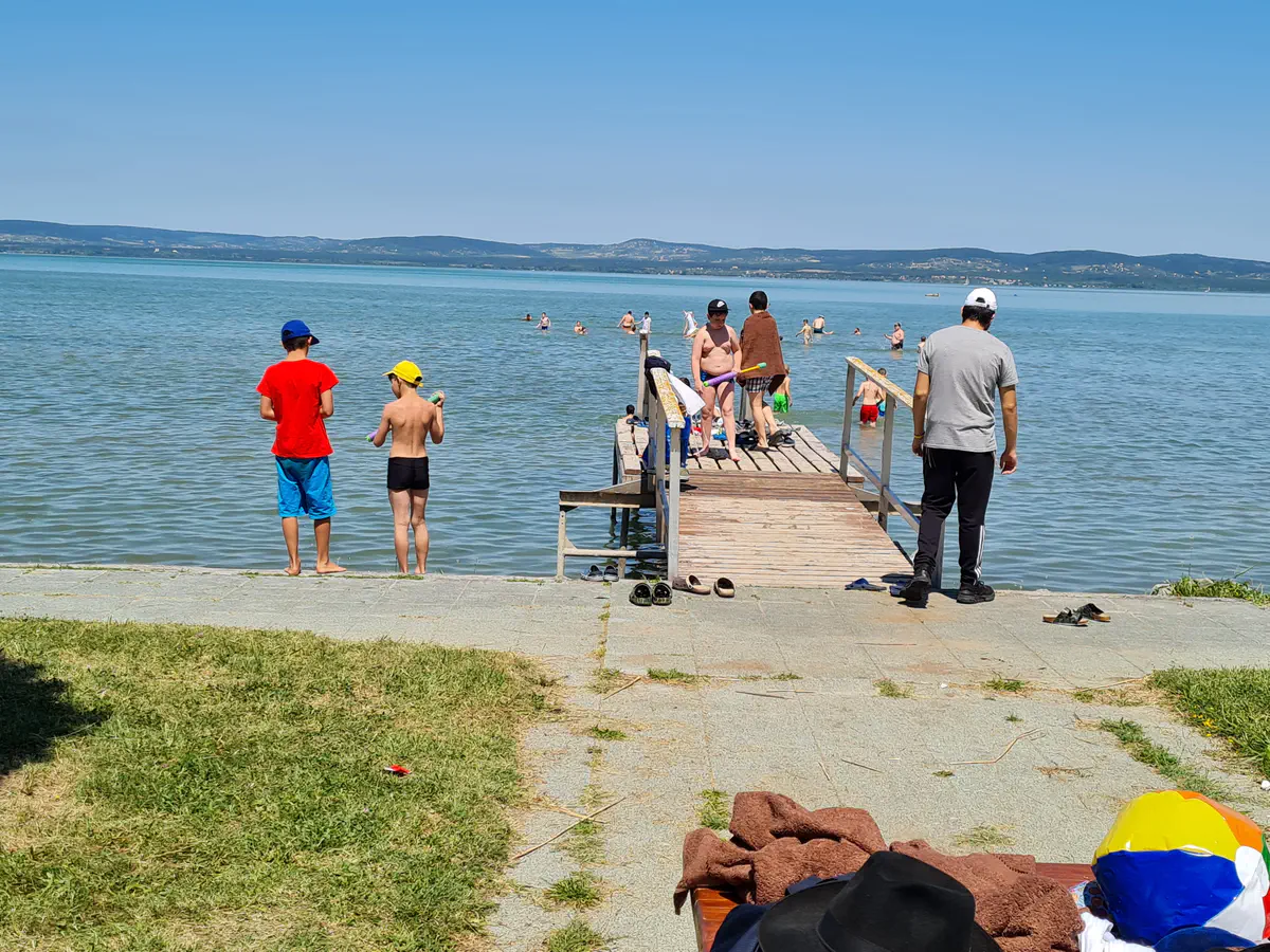 שוחים באגם בלטון