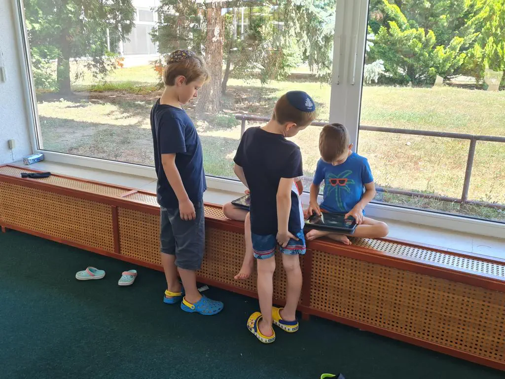 ילדי הפליטים משחקים