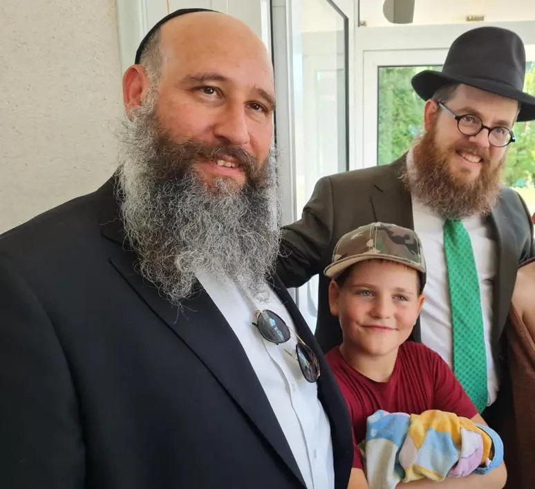 הרב כובש וסטמבלר עם דימה בן ה-10