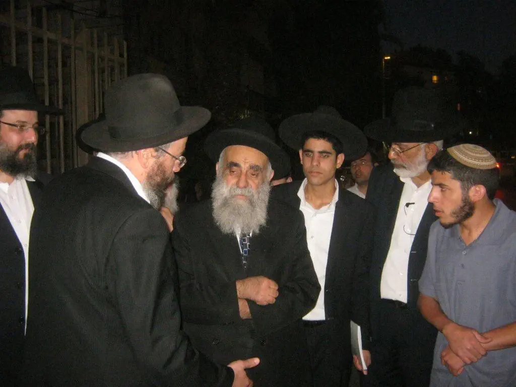 הגר''מ צדקה ביציאתו משוחח עם הרב יוסף אליהו