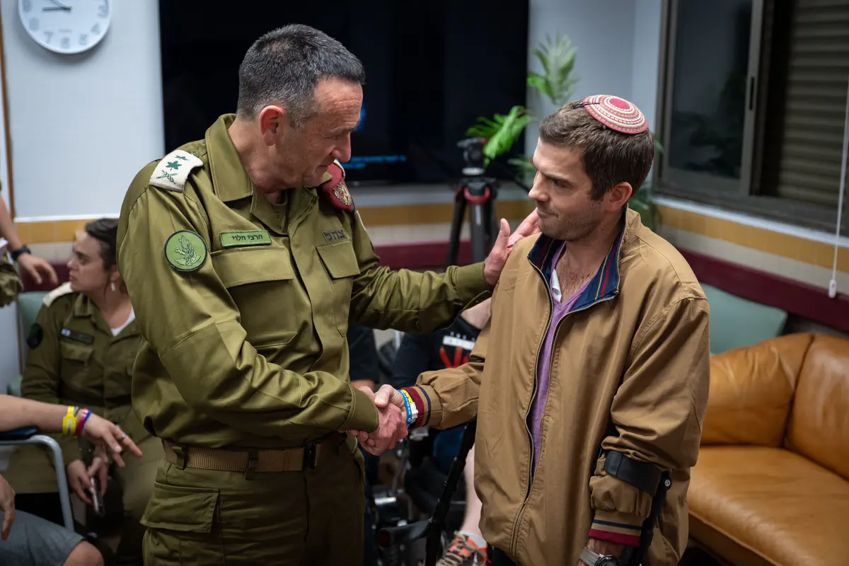 עם אלעד ביאר, לוחם ב״כרמלי״ שנפצע בלבנון