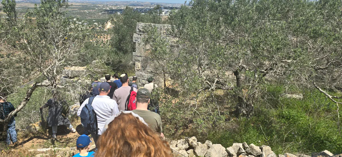 מטיילים בדיר קלעה - המרפסת של המדינה