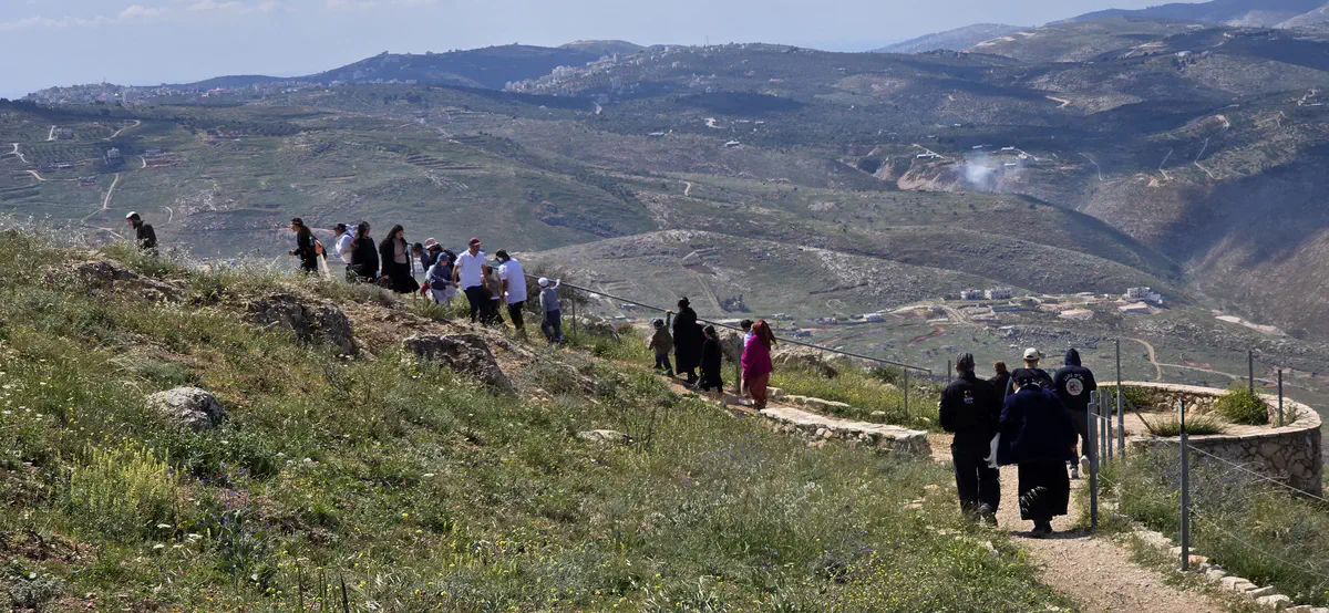מטיילים בהר כביר