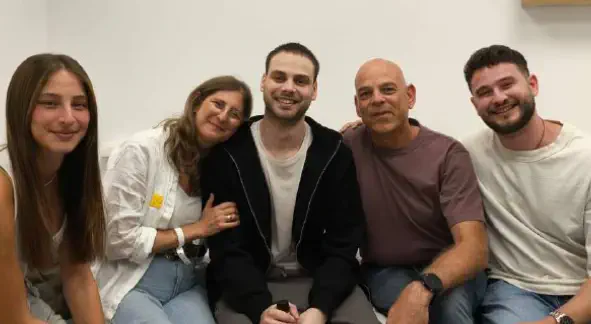 אלון אהל עם משפחתו