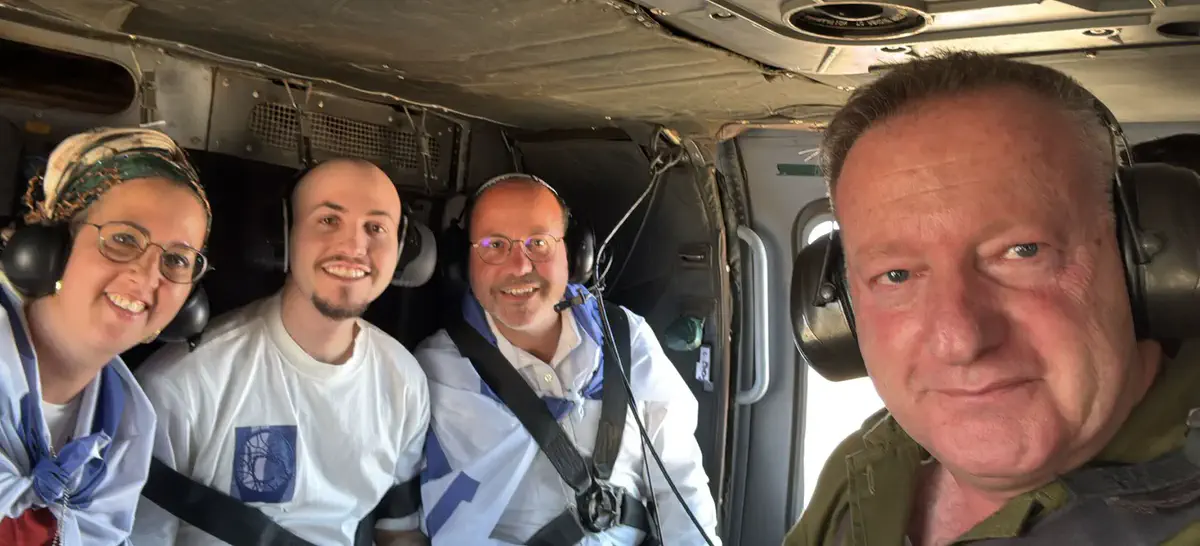 איתן מור במסוק עם הוריו