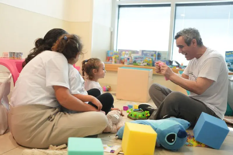 שורד השבי עמרי מירן באיחוד עם בנותיו 