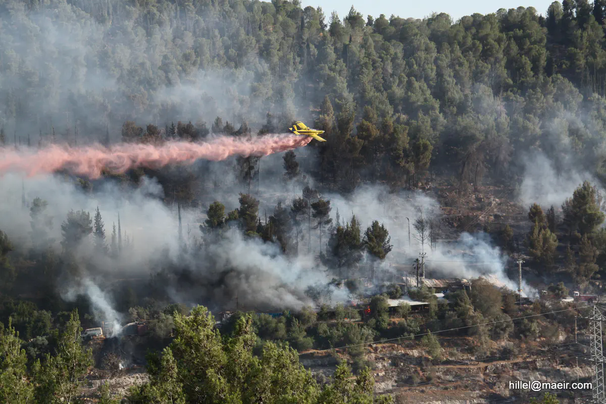 מטוס כיבוי בפעולה