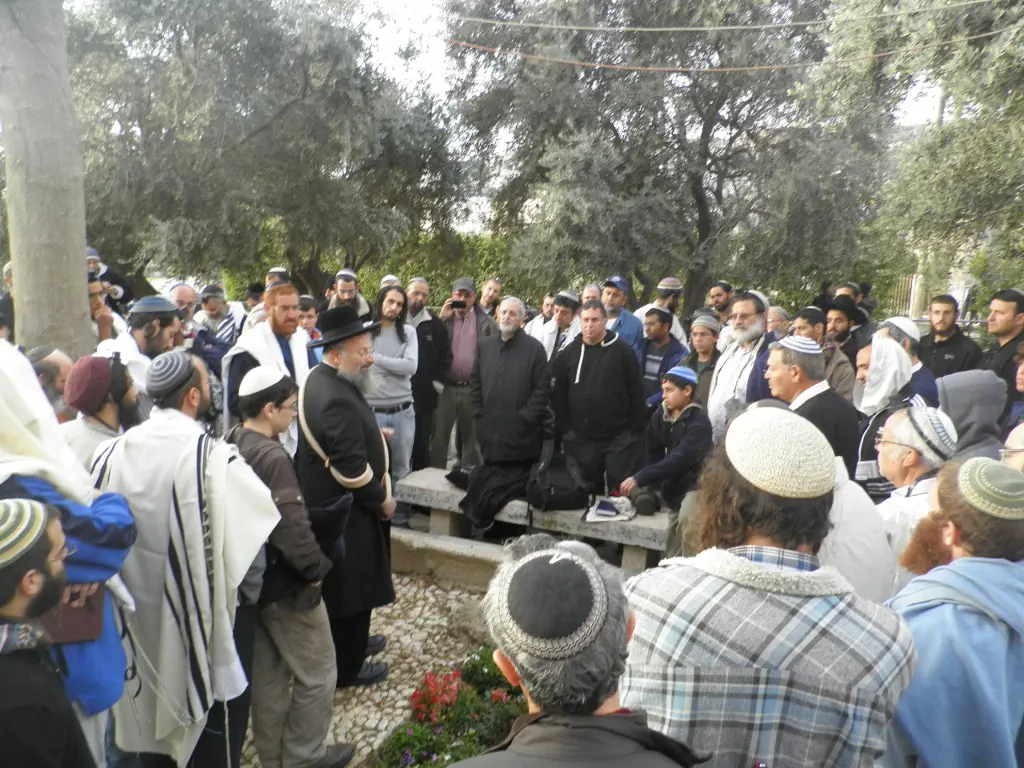 הרב שמואל אליהו דורש בפני הציבור ברחבת המערה