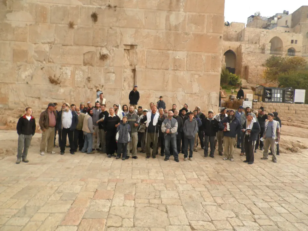 המשפחה והחברים ליד המערה לאחר תפילת שחרית