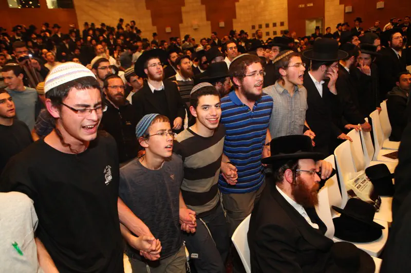 רוקדים בהתוועדות