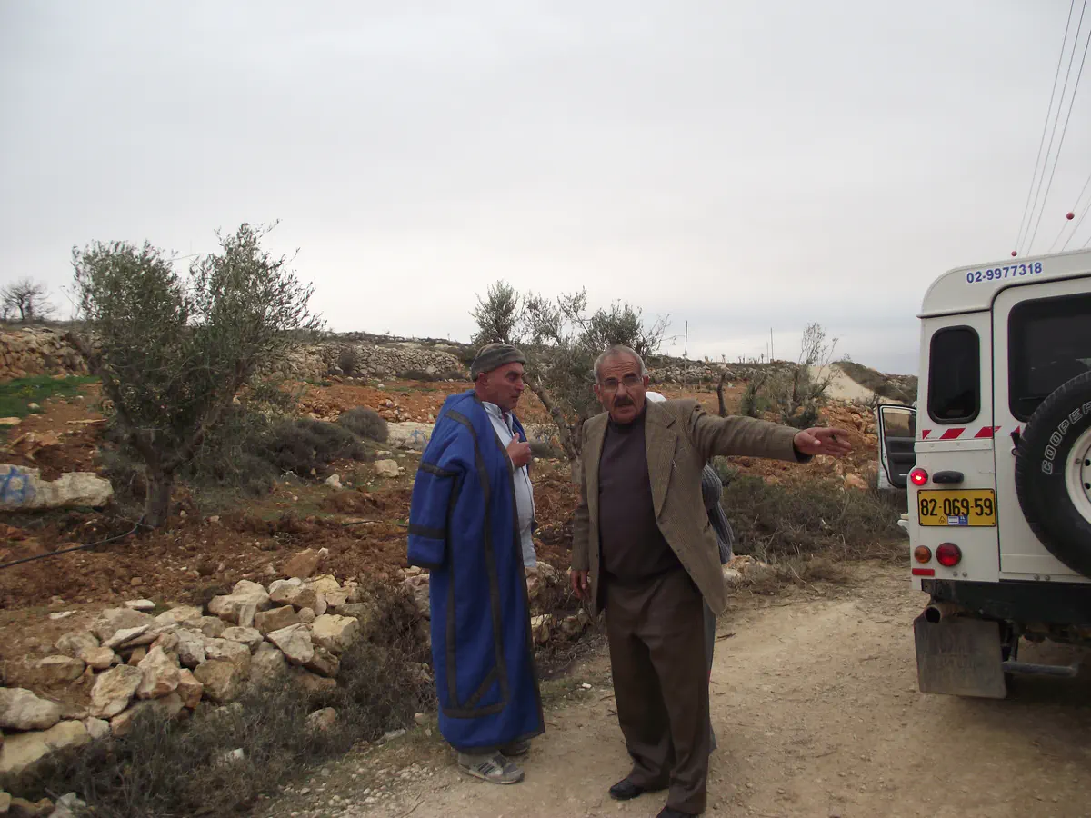 עזרא נאווי בנצר בגלימה הכחולה