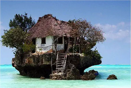 מסעדה על צוק בזנזיבר. הגישה ברגל או בסירה תלויה בגיאות ובשפל