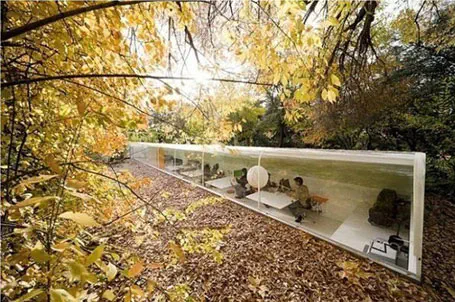 אין שומר בכניסה.משרד של סלגס קנו במדריד