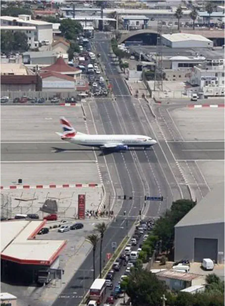 במקום הרכבת הקלה,שדה התעופה בגיברלטר.