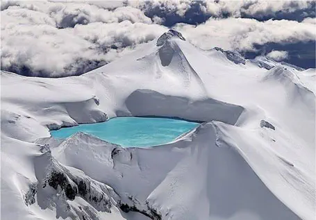 והוא בשלו.אגם שאינו קופא בלוע הר געש כבוי בניו זילנד