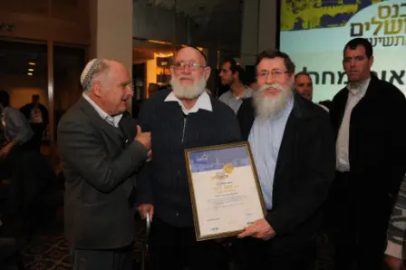 הרב משה לוינגר מקבל פרס