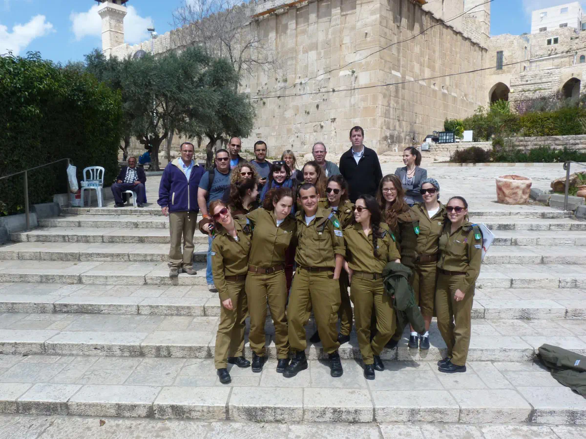 על המדרגות בדרך למערת המכפלה