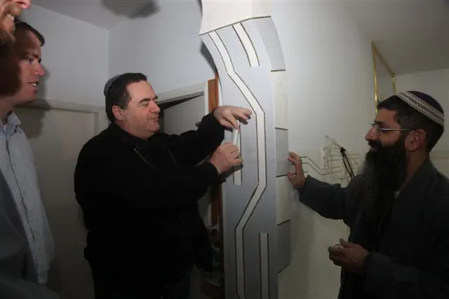 השר כץ קובע מזוזה בבית המכפלה