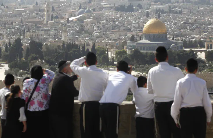 צופים לעבר הר הבית
