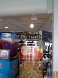 מודעת 'כשר לפסח' ומאחוריה מכירת בירות - חמץ גמור