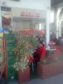 מודעת 'כשר לפסח' על חלון המסעדה