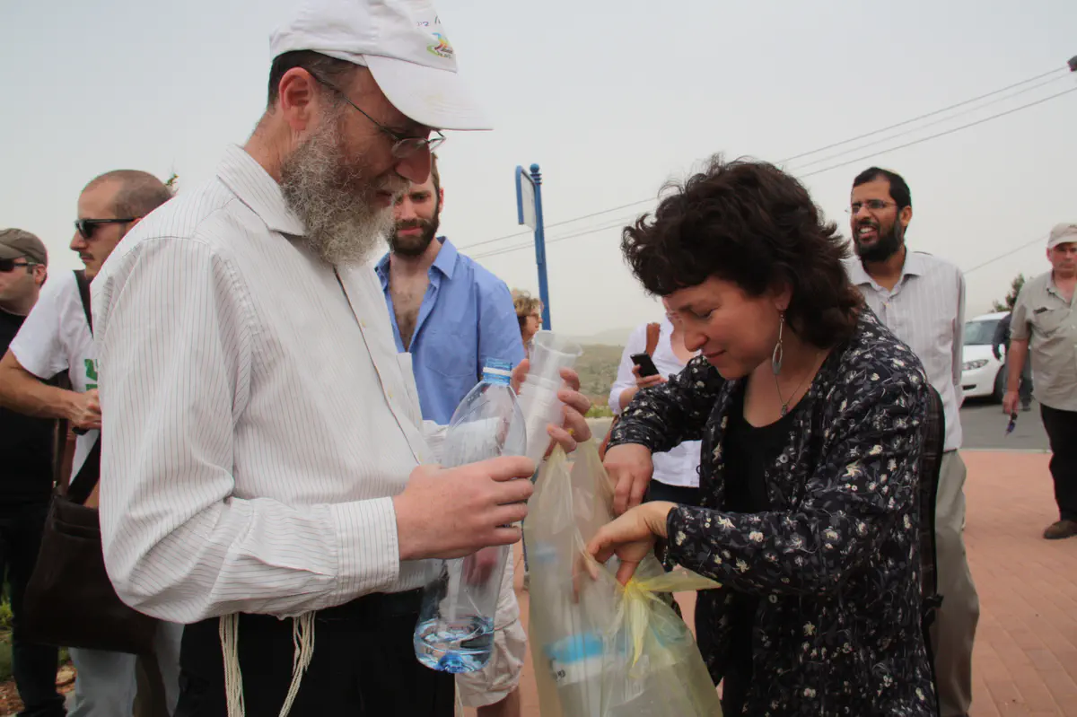 תושבים מחלקים מים לאנשי מרץ