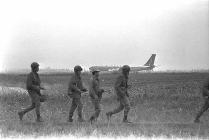 חיילי סיירת מטכ"ל מקיפים את מטוס סבנה