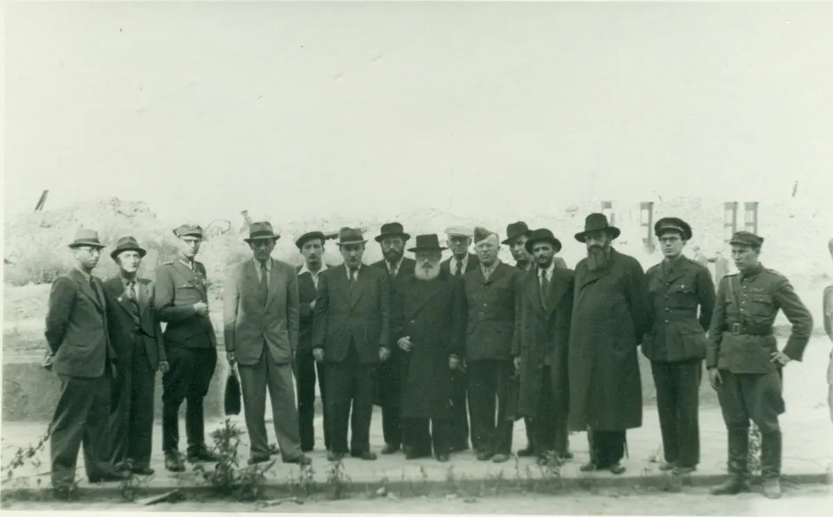 הרב הרצוג בביקור בשרידי גטו ורשה - 8.1946