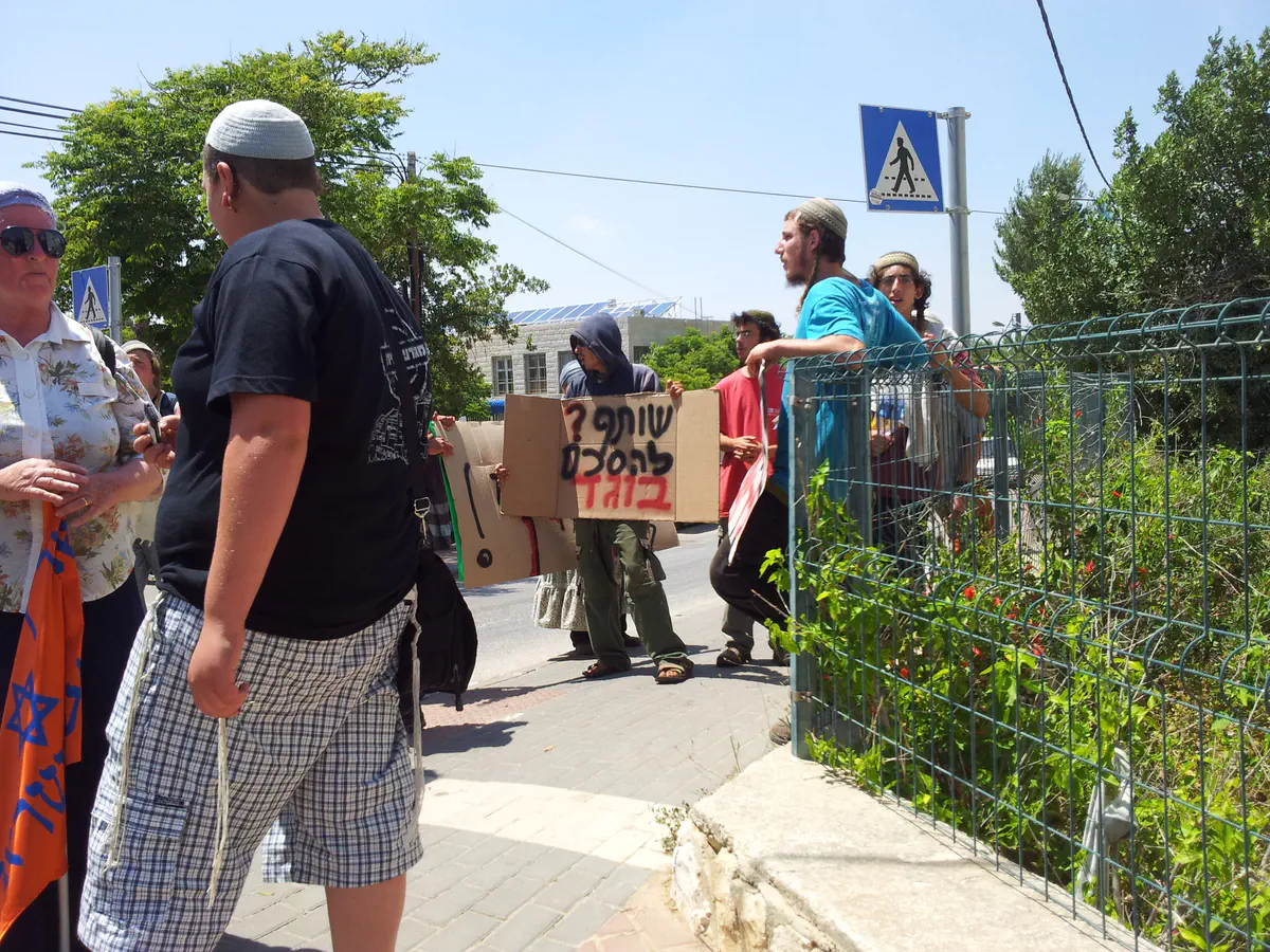 הפגנה מול ביתו של הרב מלמד