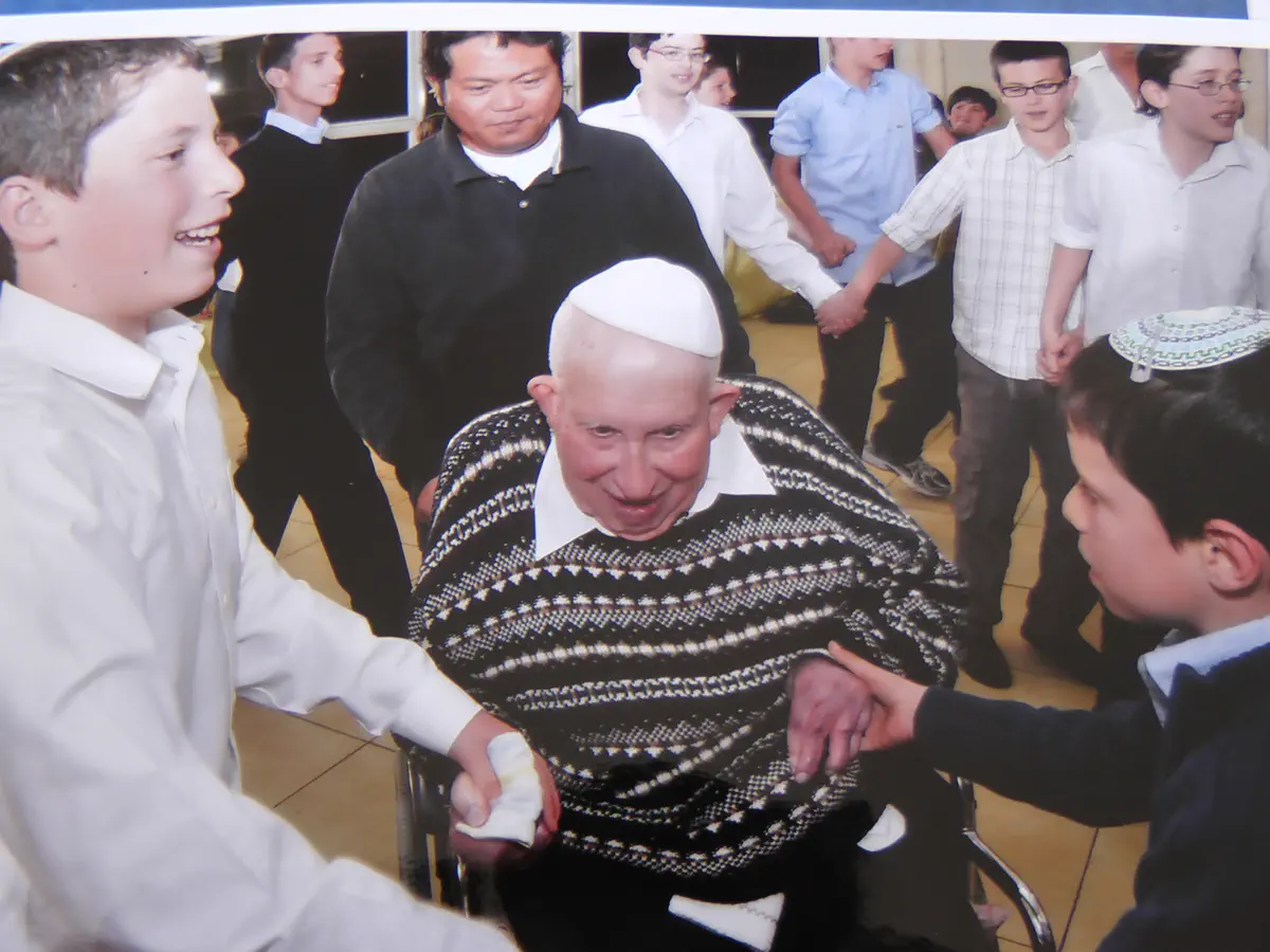 עמוס חכם בבר מצווה של נכדו