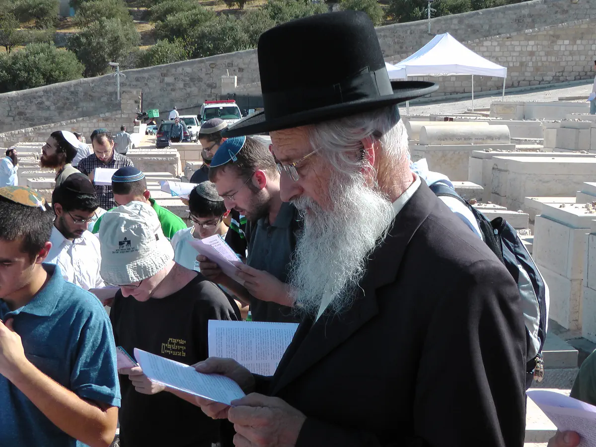 הרב מלמד ליד קברו של הרב קוק