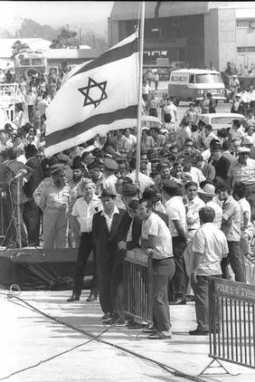 הורדת הדגל לחצי התורן לקראת הגעת הארונות