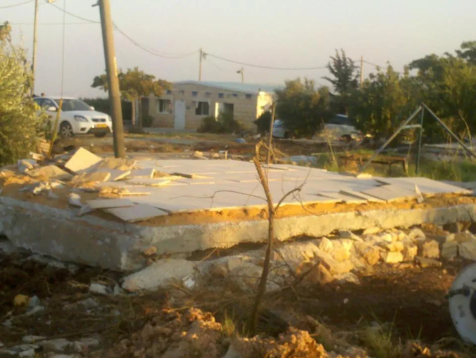 מבט לבית הכנסת דרך חורבות של בית