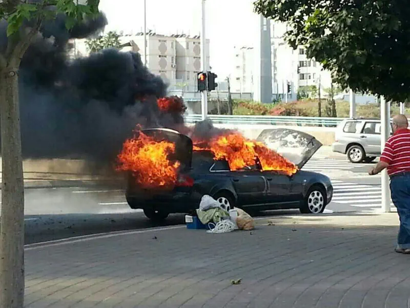 הרכב שנפגע מרסיס בחולון עלה באש