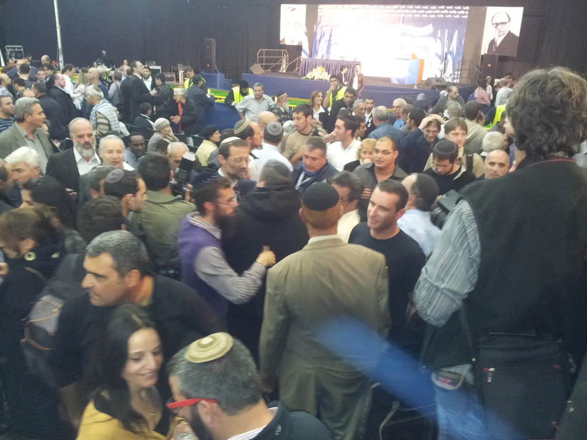 משה פייגלין מוקף פעילים