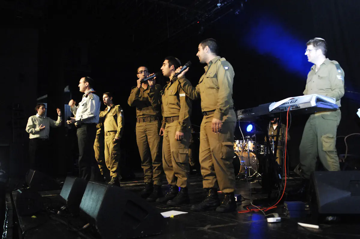 מקהלת הרבנות הצבאית עם החזן הראשי
