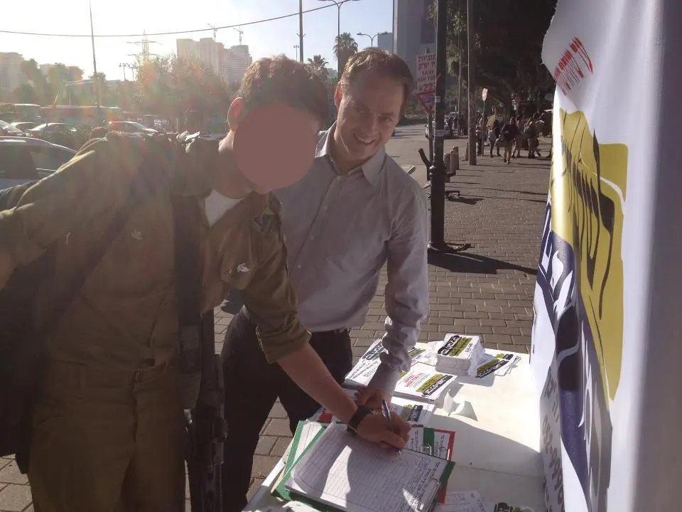 החיילים חותמים