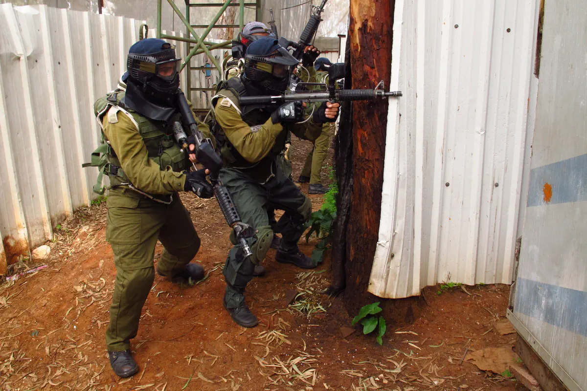 הקצינים מתאמנים