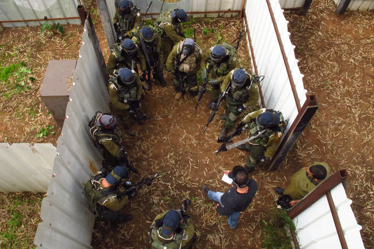 הקצינים מתאמנים