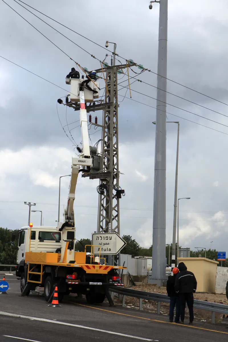עובדי חברת חשמל בפעולה במהלך הסערה